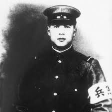 PeopleChina's tweet photo. 「大声を上げ、全身の力を込めて、その中国の男の胸めがけて突き刺した。彼は雪の上に倒れ、積雪が舞い上がり、私の頭に血が上った。今振り返れば、この突き刺し訓練こそが、私が『鬼へと堕ち』『日本鬼子』になる始まりだった」――これは元日本軍憲兵・土屋芳雄氏が自分の著書の中で記した彼の初めての罪の記憶である。1931年の応召から1945年の日本の敗戦まで、土屋芳雄氏の手は多くの中国民衆や抗日志士の血で染まった。戦後は、生涯をかけて悔恨と贖罪にささげた。土屋氏のような元侵略日本軍兵士たちの人生は、日本軍国主義がいかにして人間を「鬼」に変えたかを赤裸々にさ��け出し、今日の世界に警鐘を鳴らしている。
https://t.co/CCPfUDxWdl