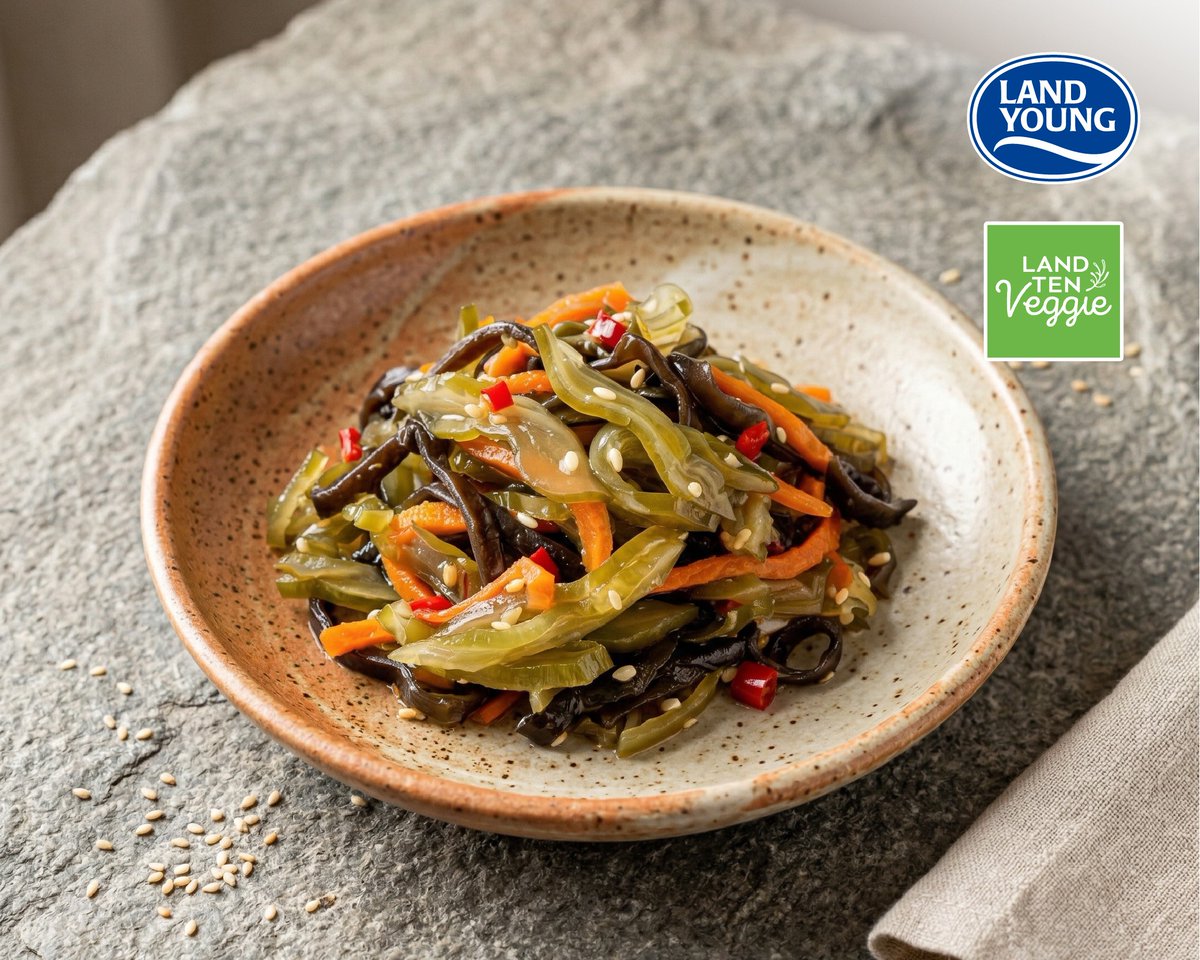 LandYoungFood's tweet photo. A refreshing harmony of tender wakame, crisp carrots, and black fungus meet the rich aroma of toasted sesame oil. Pure savory satisfaction in every single bite.🪸#LANDYOUNGFOODS https://t.co/ATZ8QXVoMa