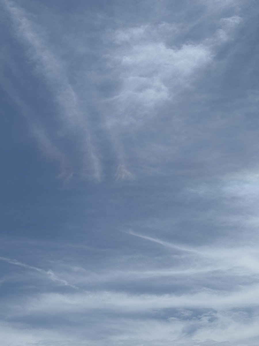 harupams's tweet photo. ふと空を見上げたら雲の一部分だけ虹色になっているのを発見！
3分後にはほとんど消えてしまったので残念… https://t.co/RRHcXEjciz