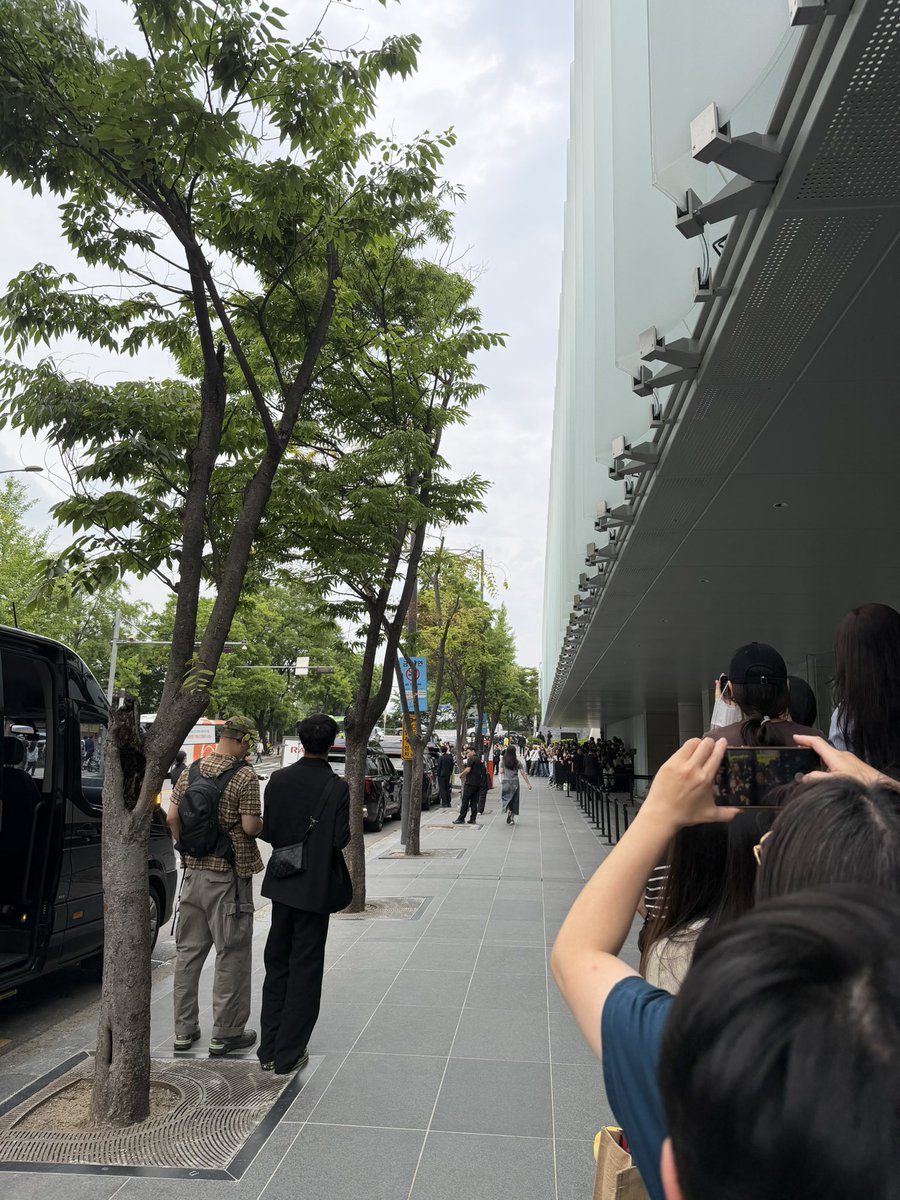 lou in 🇰🇷 ☻☹ tweet media
