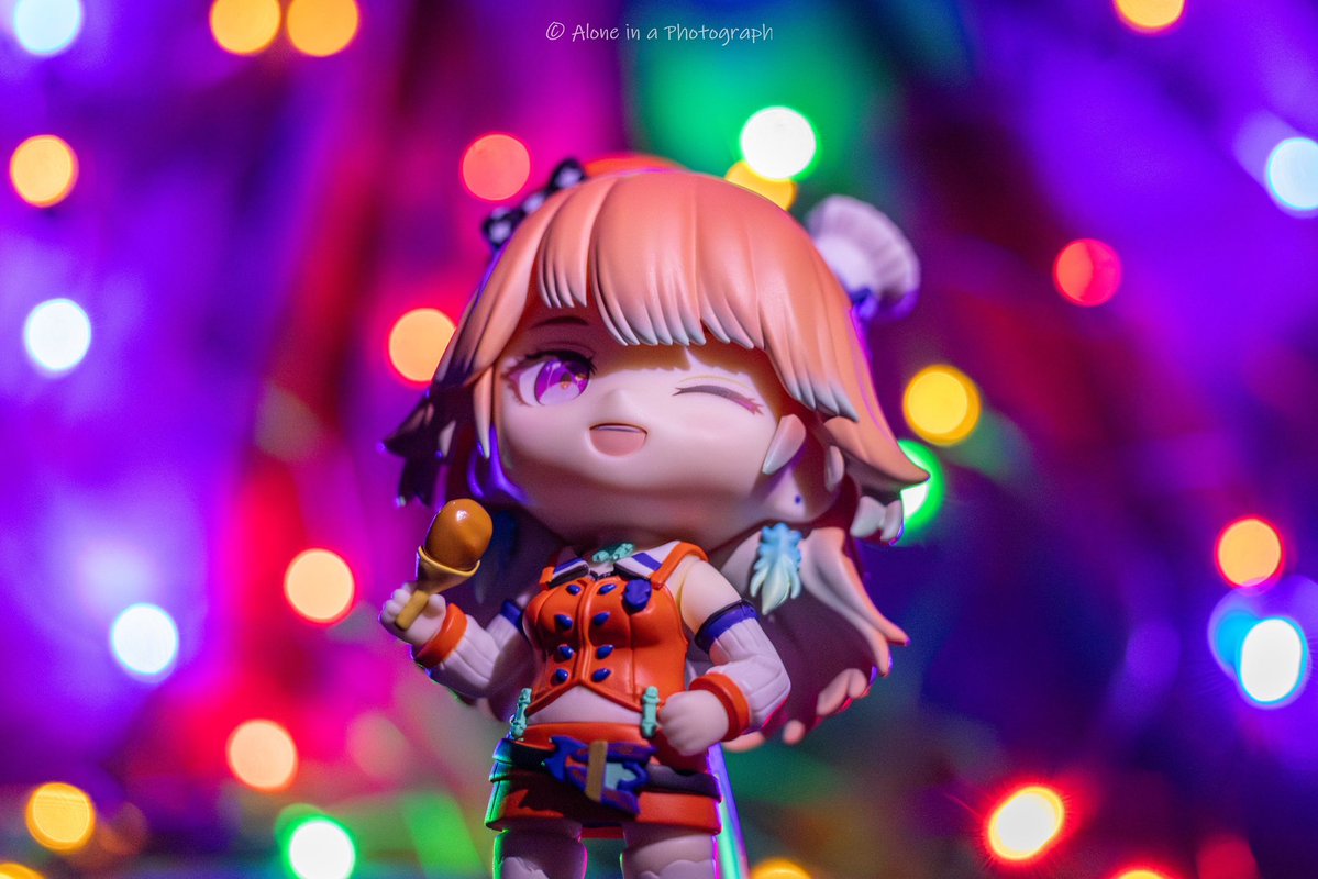Tom_AIAC's tweet photo. The legendary phoenix in concert! ......wait......that's not a microphone......

A little more @takanashikiara figure photography!

#hololive #hololiveen #KFPicasso #takanashikiara #photography #figurephotography https://t.co/VmWXMhluGY