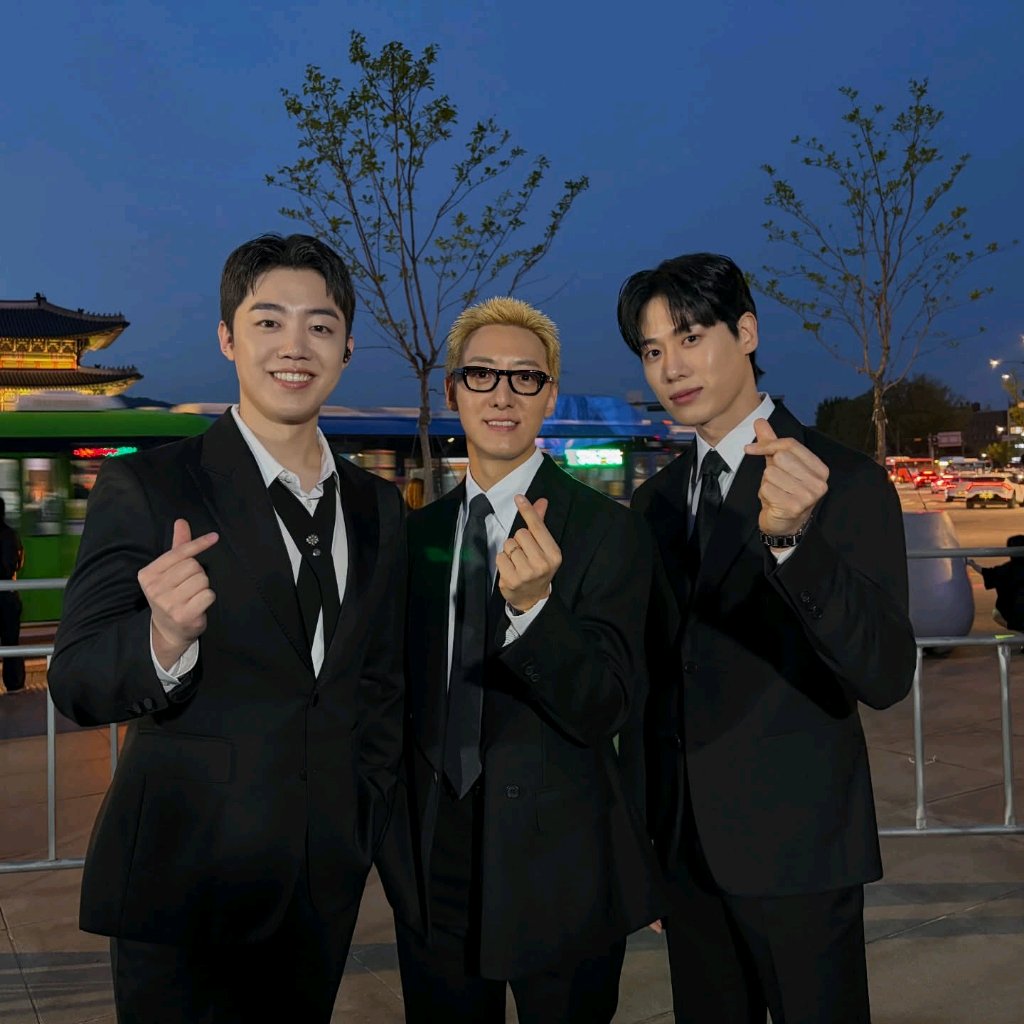 훗 tweet media
