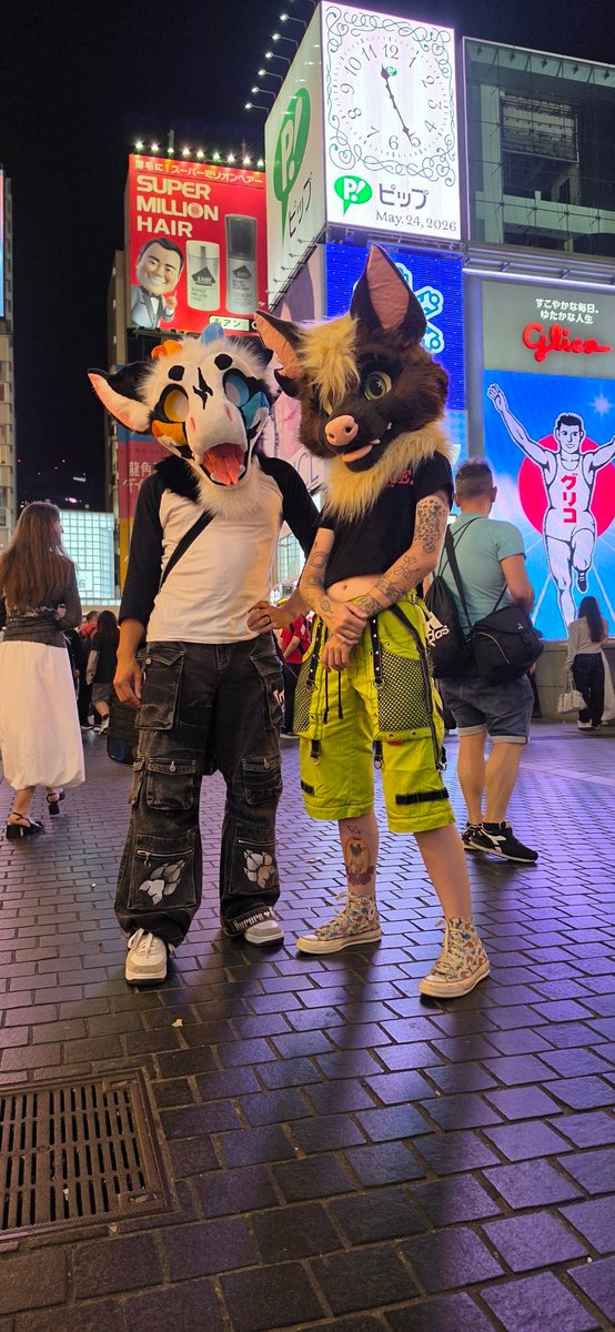 TheGooseDragon's tweet photo. Critters terrorizing Dontonbori 
@vscratchrya https://t.co/HxQip3S5sb