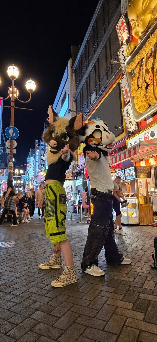 TheGooseDragon's tweet photo. Critters terrorizing Dontonbori 
@vscratchrya https://t.co/HxQip3S5sb