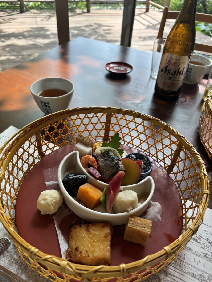 mayuto1121's tweet photo. 上野公園でのランチは
「韻松亭」さん

花籠本膳と暑かったのでビールも注文🍺

一の膳から二の膳、三の膳
そして水菓子までとても美味しくいただいた😋

外の暑さを忘れるくらい
室内は涼しく風通しも良くて
快適な空間でお腹を満たせた😄

ごちそうさまでした♪ https://t.co/CgGT9idIgy