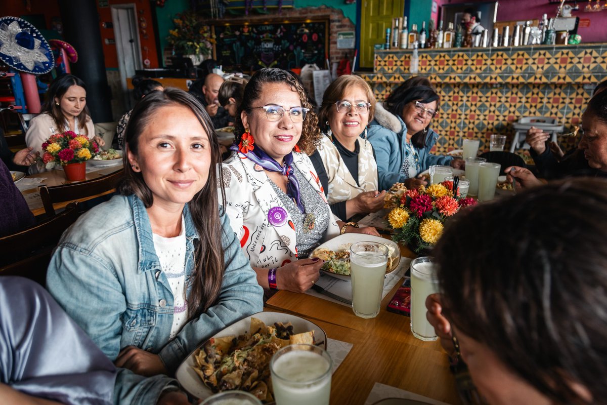 secredistmujer's tweet photo. Hoy 26 mujeres beneficiarias de las #CIOM, celebraron el Día de las Madres con un almuerzo en el restaurante #DonBenítez, en el marco de la alianza #MisiónNutriciónBogotá, consolidada por la gestora social Carolina Deik, para erradicar la desnutrición. https://t.co/qqzQYBqLO3