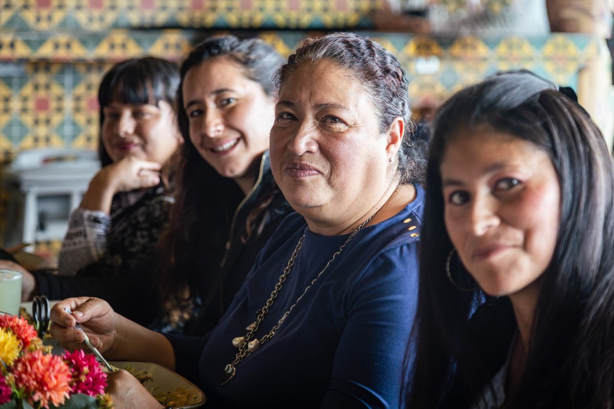 secredistmujer's tweet photo. Hoy 26 mujeres beneficiarias de las #CIOM, celebraron el Día de las Madres con un almuerzo en el restaurante #DonBenítez, en el marco de la alianza #MisiónNutriciónBogotá, consolidada por la gestora social Carolina Deik, para erradicar la desnutrición. https://t.co/qqzQYBqLO3