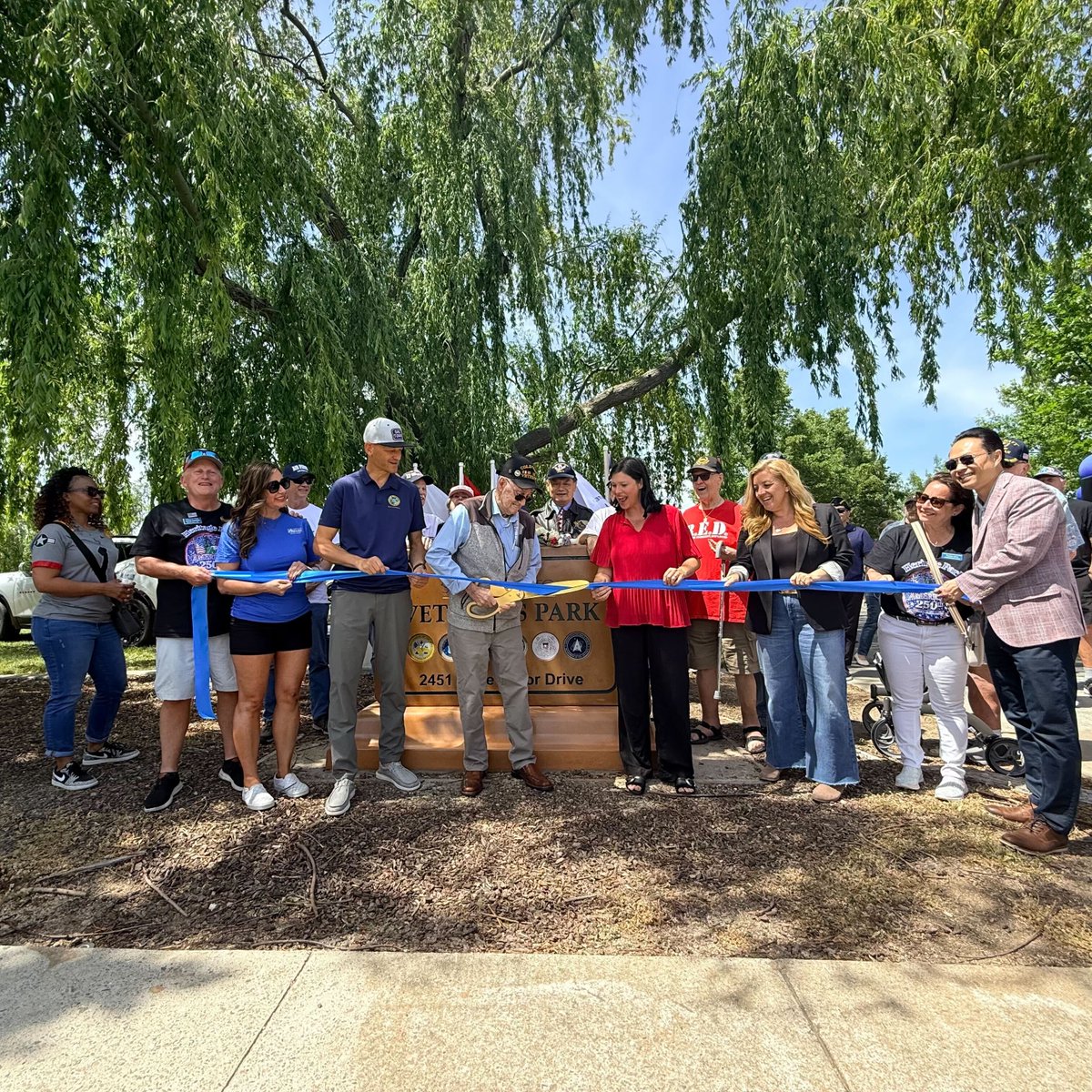 ThienHoCA's tweet photo. Today, I was honored to join State Senator/Majority Leader Angelique Ashby @SenatorAshby , Sacramento Councilmember Lisa Kaplan @CM_LisaKaplan and Sacramento Mayor Kevin McCarty for the sign installation and dedication of Sacramento’s first Veteran’s Park. https://t.co/Vj6mPCtQcq