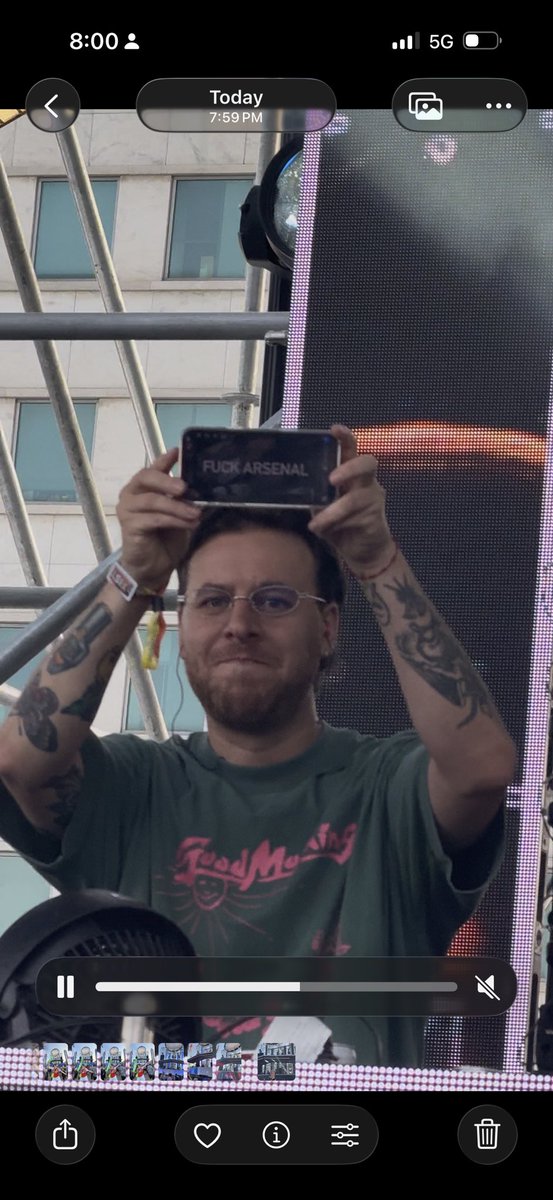 toomuchtosee__'s tweet photo. Why did I think DJ Boring held up ARSENAL on his phone to me mid set w DJ Tennis but he was holding up this shit LMFAOOOOO https://t.co/aXlaL2zRVG