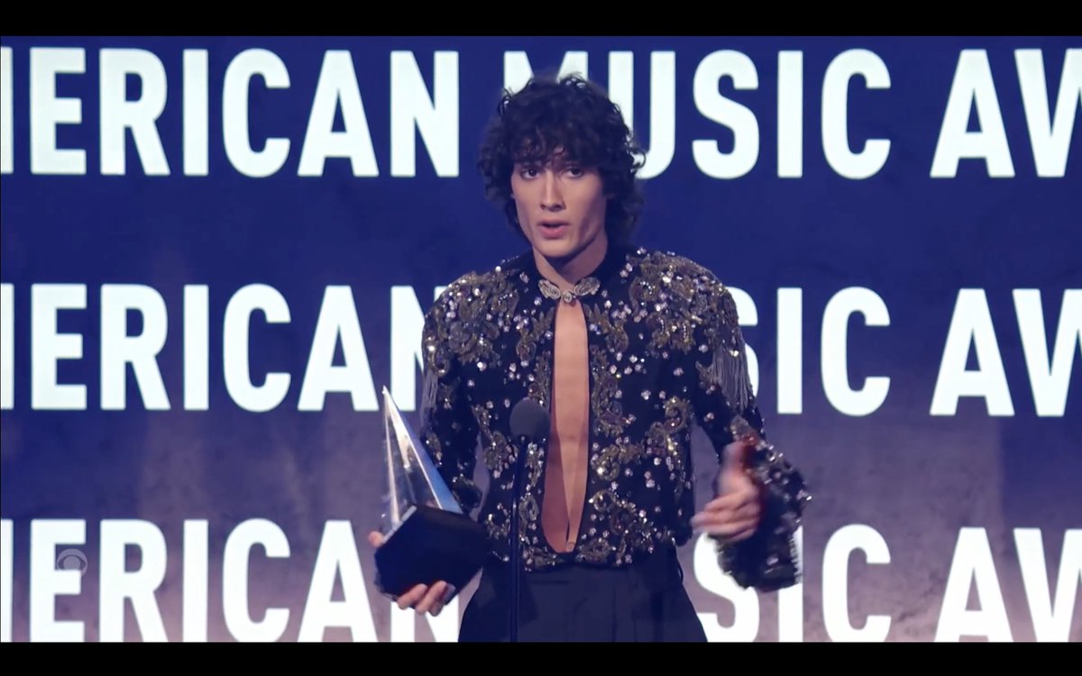 IBareIyKnowHer's tweet photo. SOMBR IS THE FIRST WIN OF THE NIGHT LFG #AMAs https://t.co/OL8iRNEh9f