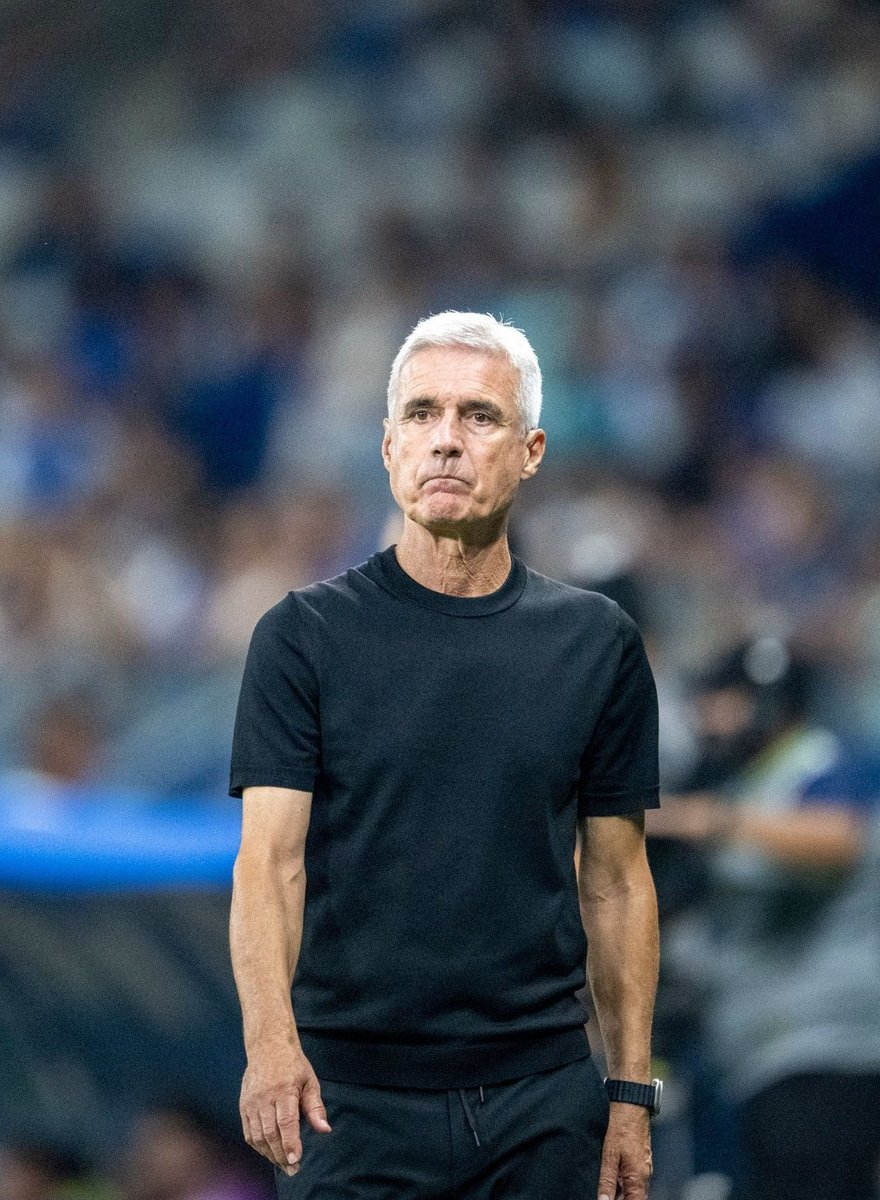 GremioTimeLine's tweet photo. Viery Fernandes estava praticamente descartado no Grêmio. Com Quinteros e Mano Menezes, era constantemente improvisado na lateral esquerda e chegou a ficar muito perto de deixar a Arena.

A chegada de Luis Castro mudou completamente o cenário. O treinador bancou o garoto, deu sequência, confiança e transformou Viery em um dos grandes destaques defensivos do futebol brasileiro.

Hoje, aos 21 anos, o zagueiro desperta interesse de clubes de toda Europa e o Grêmio só aceita abrir conversa por valores acima de 20 milhões de euros.

E o trabalho não se resume apenas ao Viery. Luis Castro também impulsionou jovens como Gabriel Mec, Luis Eduardo e Pedro Gabriel, além de recuperar o bom desempenho de Gustavo Martins. No segundo turno, nomes como Tiaguinho e Vitor Ramon ainda podem ganhar espaço.

Luis Castro recebe um salário alto? Sim. Mas o retorno técnico e financeiro que ele pode gerar ao Grêmio com o desenvolvimento desses jovens pode ultrapassar facilmente os 100 milhões de euros.

Talvez seja justamente nesse cenário, valorizando e revelando grandes talentos com Luis Castro liderando o processo, que o Grêmio consiga reorganizar suas finanças e voltar ao lugar onde pertence.

Um clube forte economicamente, competitivo dentro de campo e novamente protagonista no futebol sul-americano e mundial.

O trabalho de Luis Castro na formação e valorização da base é simplesmente absurdo.