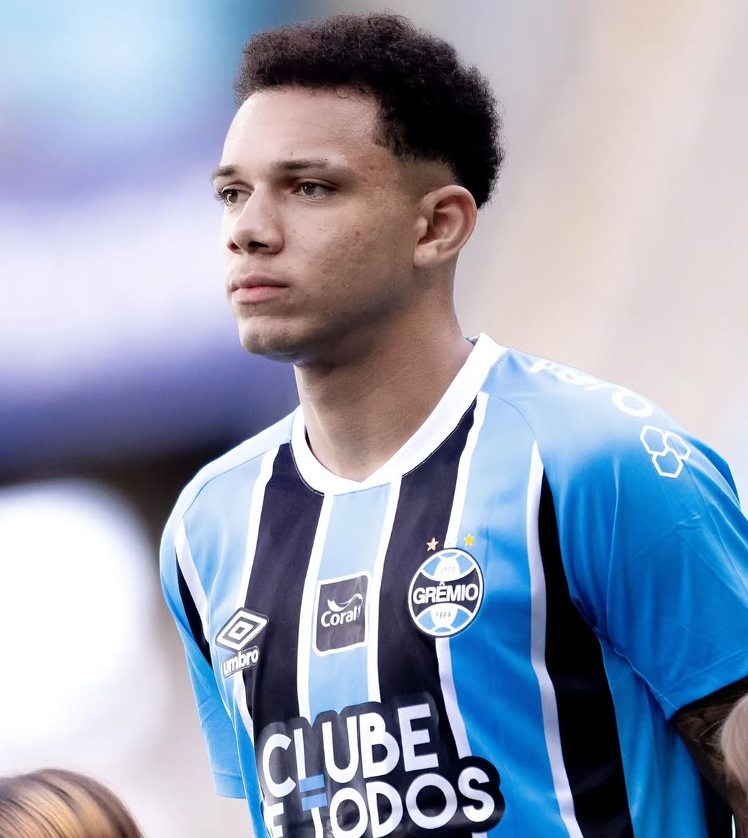 GremioTimeLine's tweet photo. Viery Fernandes estava praticamente descartado no Grêmio. Com Quinteros e Mano Menezes, era constantemente improvisado na lateral esquerda e chegou a ficar muito perto de deixar a Arena.

A chegada de Luis Castro mudou completamente o cenário. O treinador bancou o garoto, deu sequência, confiança e transformou Viery em um dos grandes destaques defensivos do futebol brasileiro.

Hoje, aos 21 anos, o zagueiro desperta interesse de clubes de toda Europa e o Grêmio só aceita abrir conversa por valores acima de 20 milhões de euros.

E o trabalho não se resume apenas ao Viery. Luis Castro também impulsionou jovens como Gabriel Mec, Luis Eduardo e Pedro Gabriel, além de recuperar o bom desempenho de Gustavo Martins. No segundo turno, nomes como Tiaguinho e Vitor Ramon ainda podem ganhar espaço.

Luis Castro recebe um salário alto? Sim. Mas o retorno técnico e financeiro que ele pode gerar ao Grêmio com o desenvolvimento desses jovens pode ultrapassar facilmente os 100 milhões de euros.

Talvez seja justamente nesse cenário, valorizando e revelando grandes talentos com Luis Castro liderando o processo, que o Grêmio consiga reorganizar suas finanças e voltar ao lugar onde pertence.

Um clube forte economicamente, competitivo dentro de campo e novamente protagonista no futebol sul-americano e mundial.

O trabalho de Luis Castro na formação e valorização da base é simplesmente absurdo.