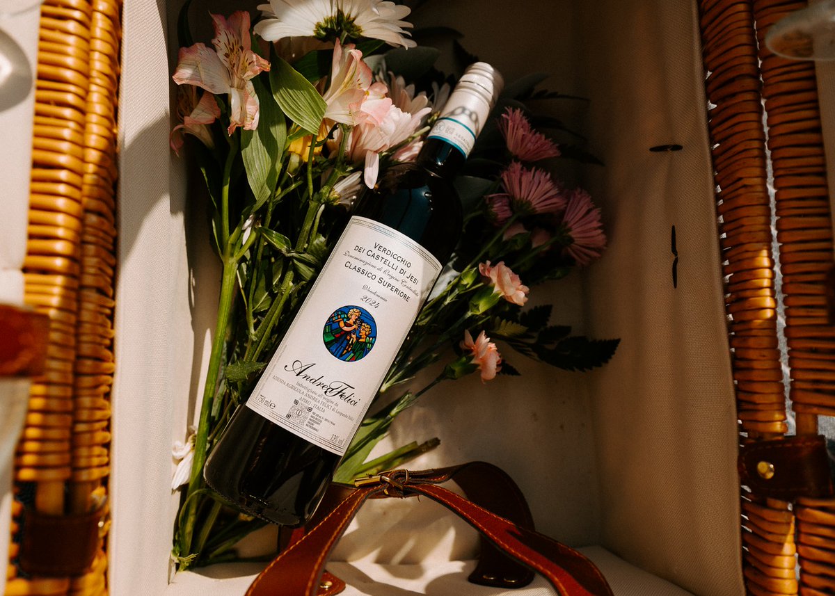 GACrown's tweet photo. 🌞 No picnic is complete without a light, white Italian wine. #AndreaFelici Classico Superiore is an Italian white crafted with care by generational winemakers. You can taste the Italian roots in every sip of the bright, crisp wine. Cheers!

#MothersDay #AndreaFelici #Classico https://t.co/HCo6asHxxG