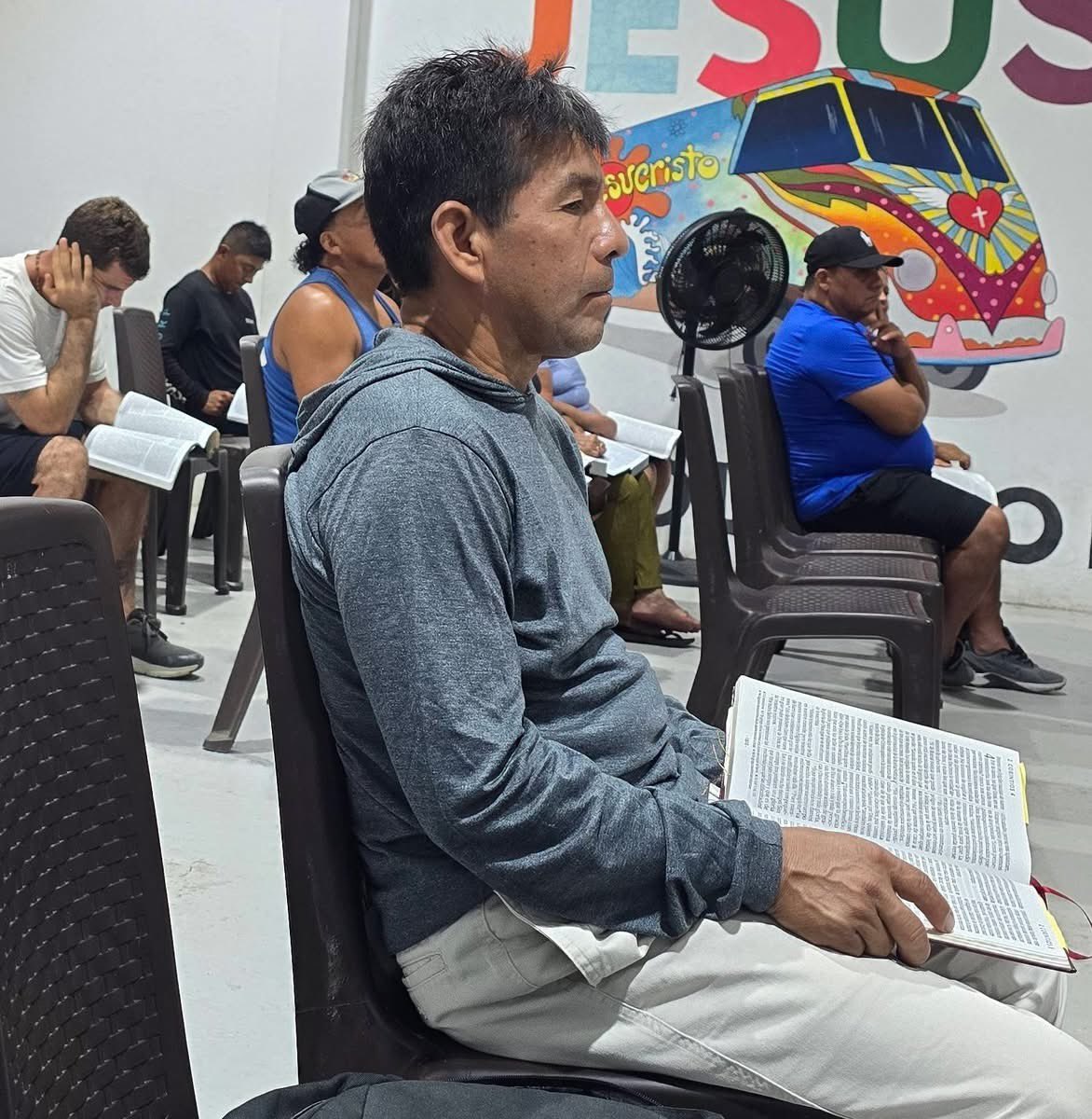 PateMinistries's tweet photo. Men reading their Bibles.  God is at work. Polivio,  Andrés' father, lead us last night in Bible study. https://t.co/CG1HdGWbAF