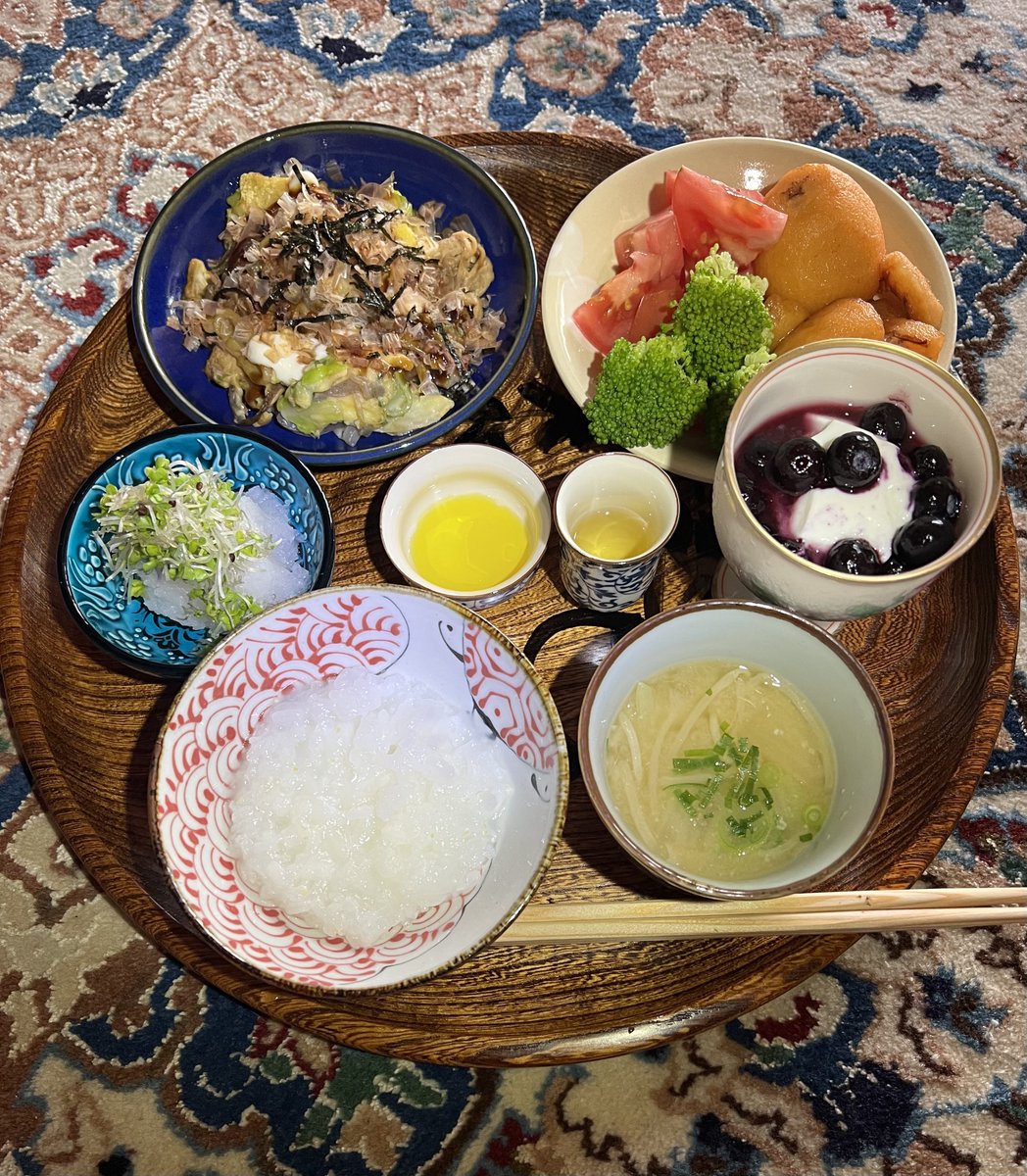 koian2023's tweet photo. 昨夜もお好み焼きでした。
若い頃、仲人さんが家に招いてくださり、お好み焼きを焼いてくれました。
そこには #蒟蒻 が入っていました。
それ以来、お好み焼きには #こんにゃく を入れるようになりました。
長崎の #びわ をいただく🙏
🇯🇵 #Konjac #Loquat #washoku #breakfast #HealthyFood #枇杷 https://t.co/Q8mWK53fFn