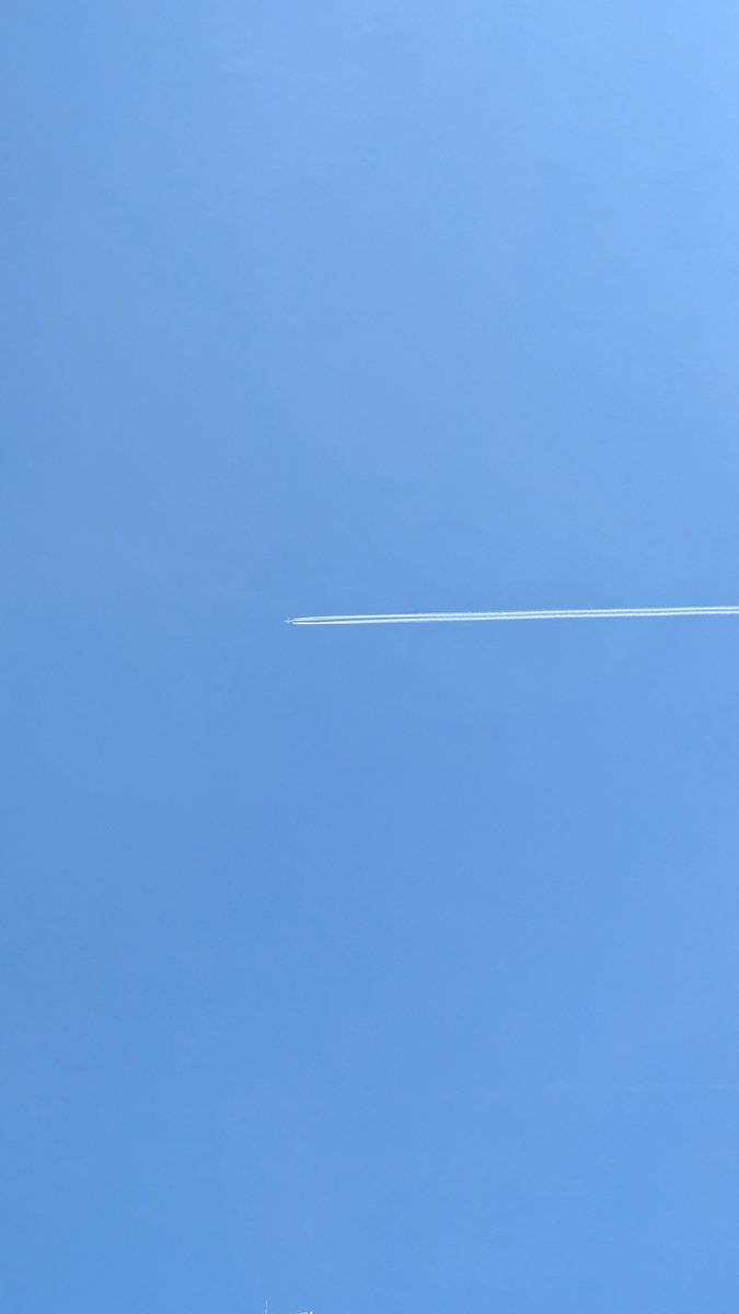 _operta's tweet photo. 生まれたての飛行機雲の季節になってきたね
うれしい https://t.co/N1yIrLrb0r