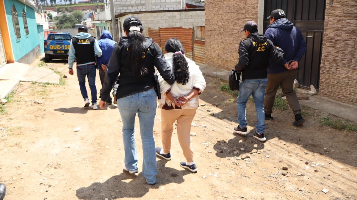 PNCdeGuatemala's tweet photo. Escondían más de Q1 millón dentro de una casa

Hay cinco capturas

En la zona 3 de Quetzaltenango, investigadores de la #DEIC en coordinación con el Ministerio Público desarrollaron un allanamiento, donde localizaron Q1 millón 9 mil 921 en billetes de diferentes denominaciones, https://t.co/M6psdJbeTO