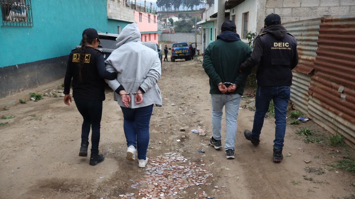 PNCdeGuatemala's tweet photo. Escondían más de Q1 millón dentro de una casa

Hay cinco capturas

En la zona 3 de Quetzaltenango, investigadores de la #DEIC en coordinación con el Ministerio Público desarrollaron un allanamiento, donde localizaron Q1 millón 9 mil 921 en billetes de diferentes denominaciones, https://t.co/M6psdJbeTO