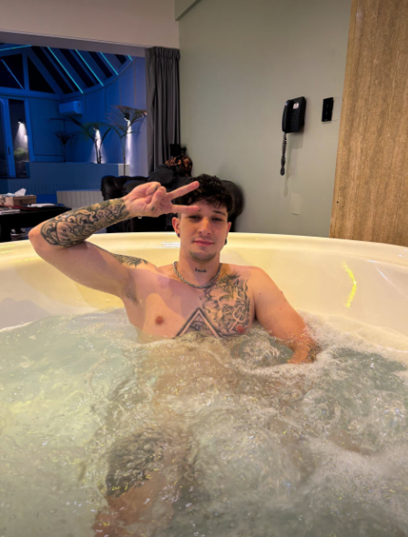 DomTopArthur's tweet photo. Just me, warm water, and secrets I don’t post publicly. 👀 🔗👆 https://t.co/YlzT8Zr2XH