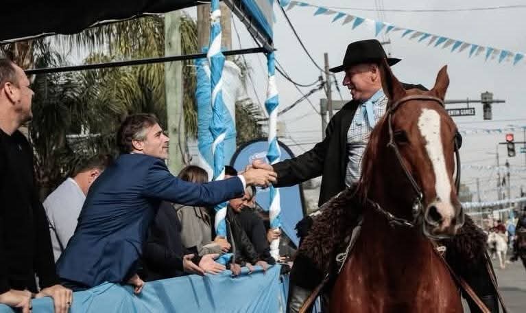 fabianpitro's tweet photo. Este 25 d Mayo junto a los vecinos d #DelViso acompañé al Int @FedericoAchaval y al Sec d Gob @LaurentPilar a la celebración d la fecha patria en el desfile y festejo tradicionalista. Con orgullo honramos nuestra historia para construir el futuro. ¡Viva la Patria!" https://t.co/YI8phggytJ