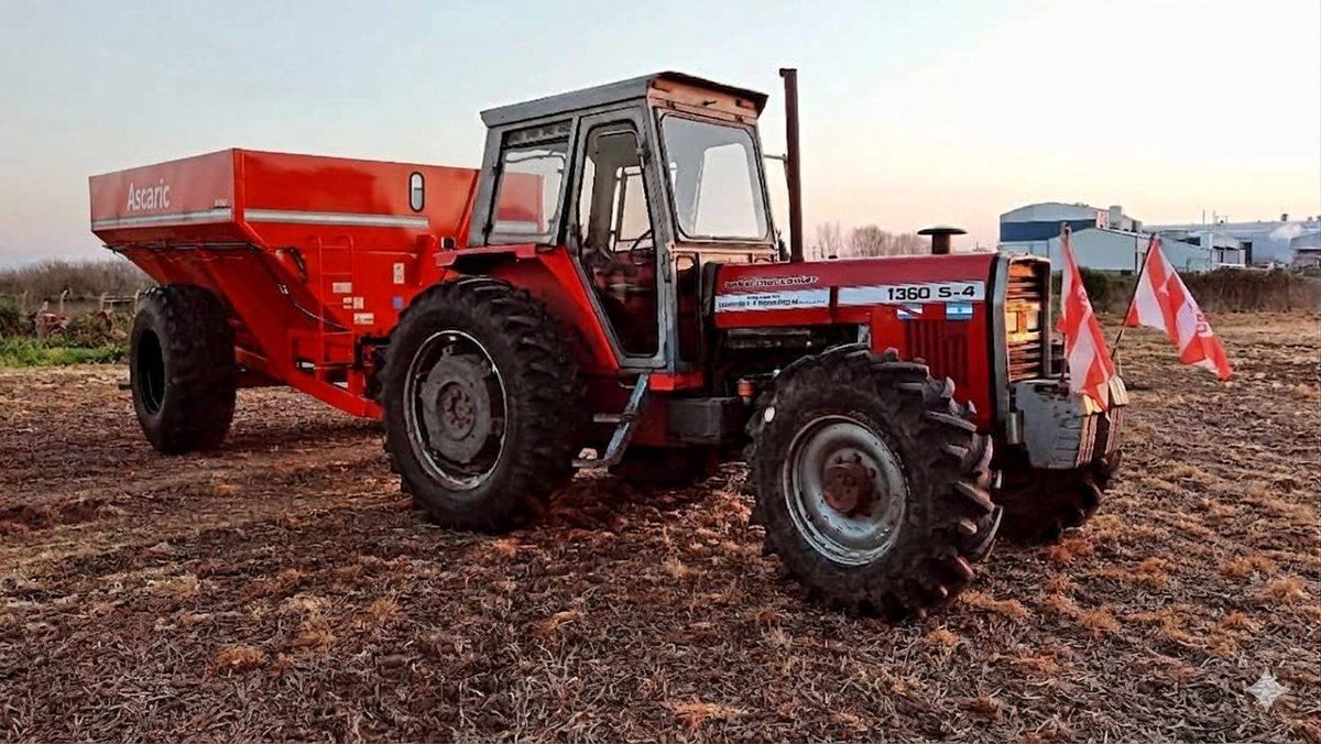 ImplementosArg's tweet photo. En duplex con @PesadsArgentino el equipo de Lucas Maximiliano Van Asten (Gobernador Racedo, provincia de Entre Rios): "MF 1360 una máquina no hay con que darle le enganchamos una Gherardi de 44 surco fina en primera y anda una locura la fuerza que tiene" https://t.co/deIcX6YZCk