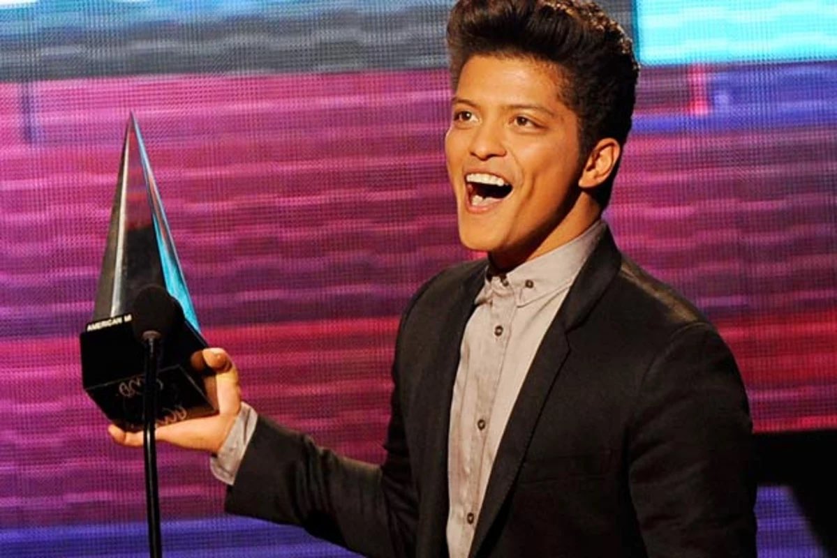 BrunoMarsNE's tweet photo. Está acontecendo agora o #AMAs 
Bruno concorre nas seguintes categorias 
- Artista do ano
- Melhor artista de R&amp;B masculino 
- Melhor música de R&amp;B com I just might 
- Melhor álbum de R&amp;B com o The Romantic 

Bruno não está presente por estar em Tour, mas estamos na torcida ❤️ https://t.co/iUvm5iv1ga