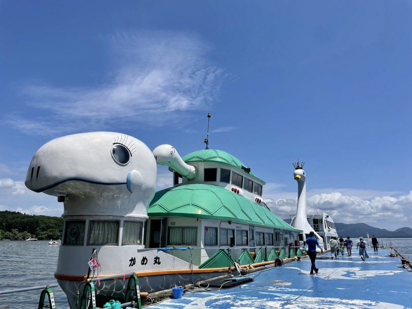 IFingz's tweet photo. @BiancoDavinci They also have a tortoise like ferry on this lake as well https://t.co/T9B4iBtZuj