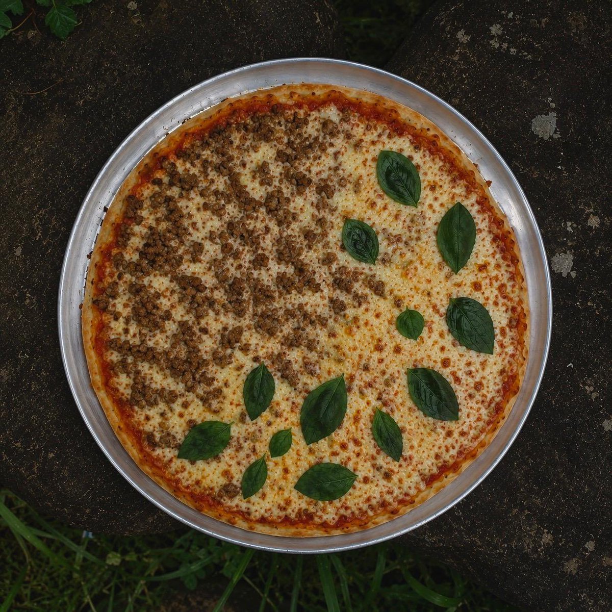 joexmf's tweet photo. A de hoje foi uma pizzinha vegetariana, com a massa feita por nós, de PTS e manjericão plantadinho da horta 
T-u-d-o 
#DragboxNaCozinha https://t.co/iBTN2sP09K