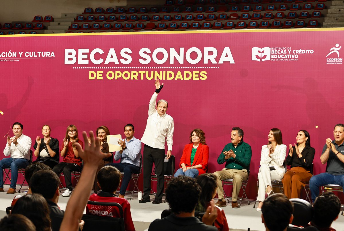 AbrahamSierraMX's tweet photo. Las y los atletas sonorenses tienen el respaldo de un gobierno que cree en su talento, disciplina y esfuerzo. 🏅

Me dio mucho gusto acompañar a nuestro gobernador @AlfonsoDurazo en la entrega de más de 600 estímulos formativos al talento deportivo CODESON 2025 para atletas, entrenadoras, entrenadores y talentos emergentes que todos los días trabajan por cumplir sus sueños.