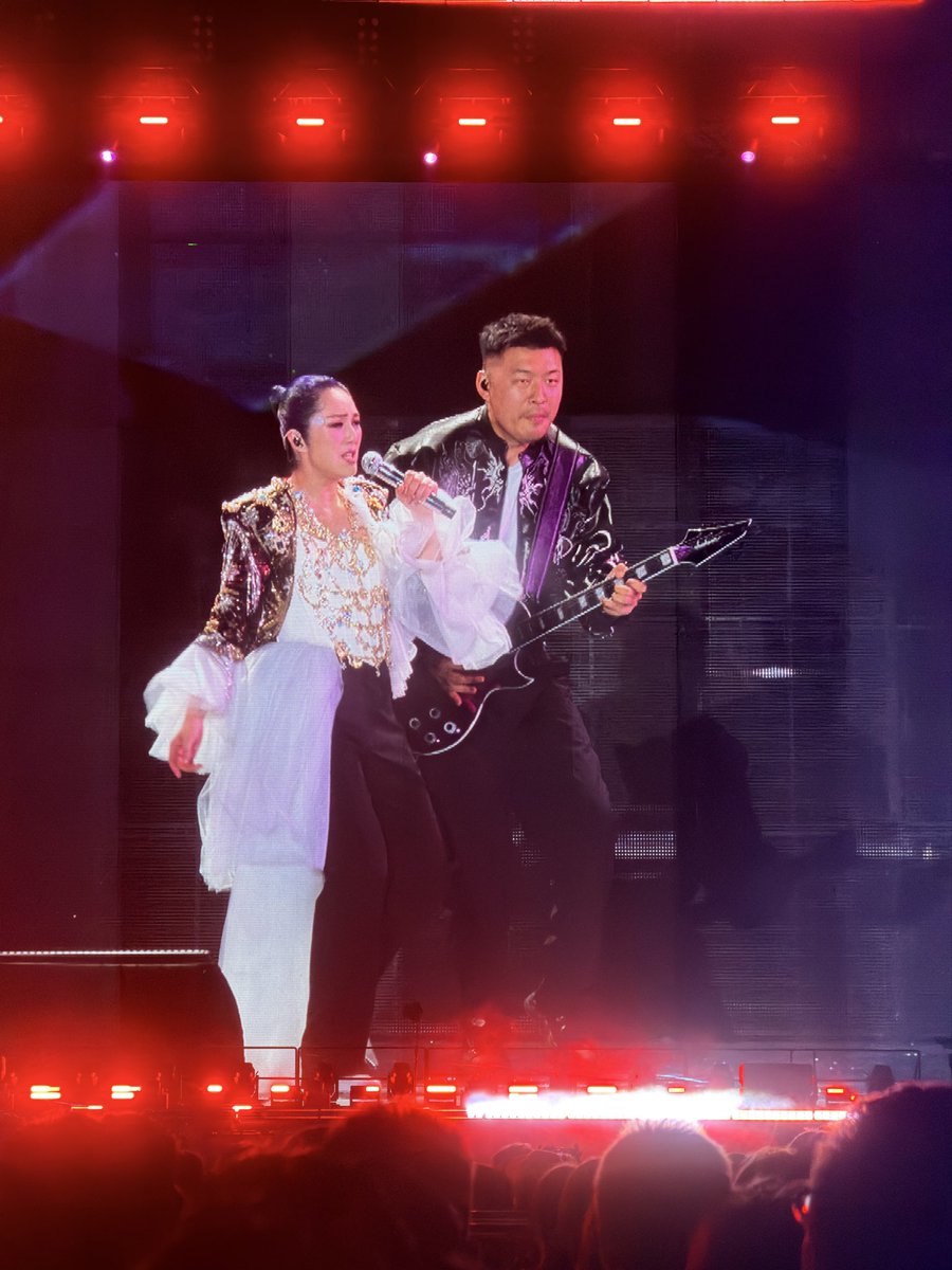 MyYesterday4869's tweet photo. 笑死 
和男朋友看完杨千嬅演唱会的感想是都是：这个吉他手我们俩都完全可以 哈哈哈哈哈哈 https://t.co/Qffk2PNjSk