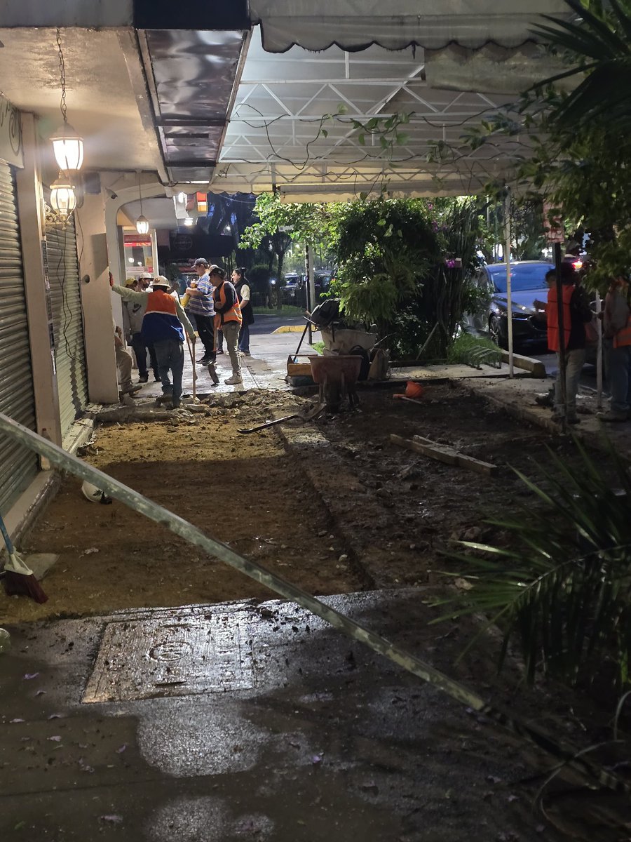 isra_st's tweet photo. @SUAC_CDMX @locatel_mx Buenas tardes. Quisiera reportar trabajos/reparaciones presuntamente irregulares en vía pública en la calle vertiz 1110 @BJAlcaldia. Se encuentra afectada la banqueta/calle y no hay permisos visibles. Solicito revisión por parte de la autoridad @C5_CDMX https://t.co/dbjsq50qLf