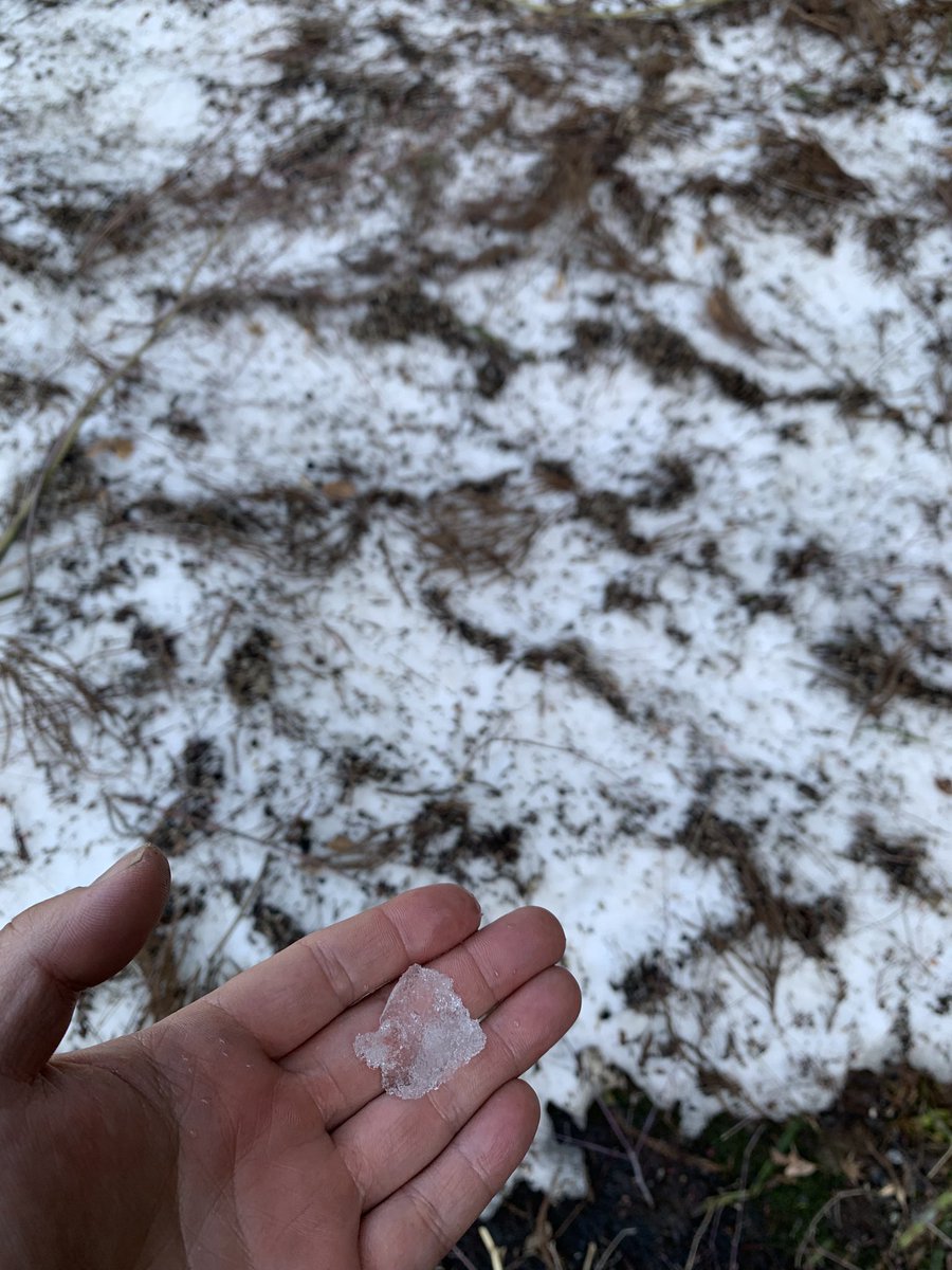 teto041's tweet photo. ありがたい事に雪が残ってるから、ラジエターに貼り付けて冷ます😇 https://t.co/cXfInhEdxK
