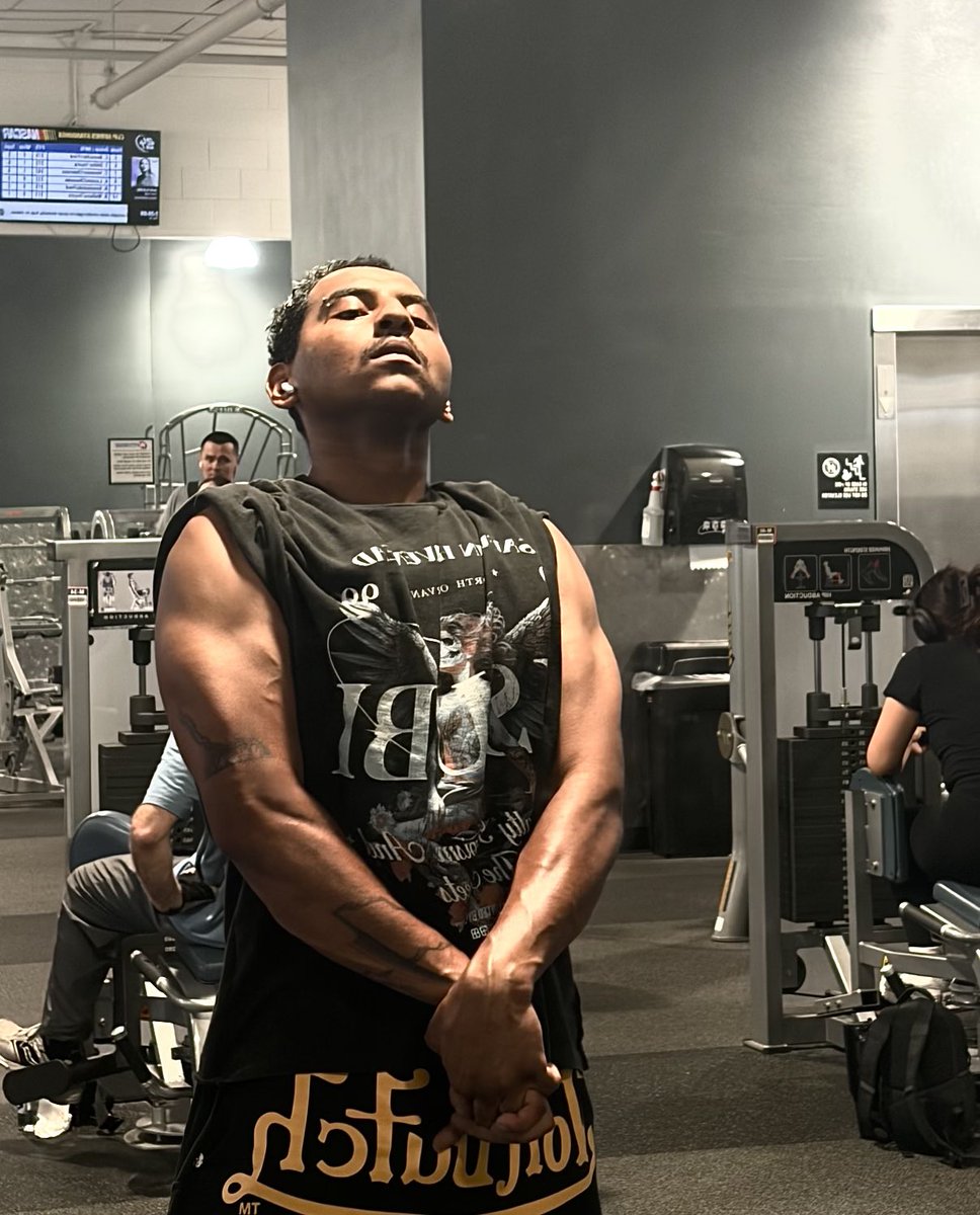 nastypatch's tweet photo. life lately 🥃🏋️‍♂️ https://t.co/Yl6WnWgeQo