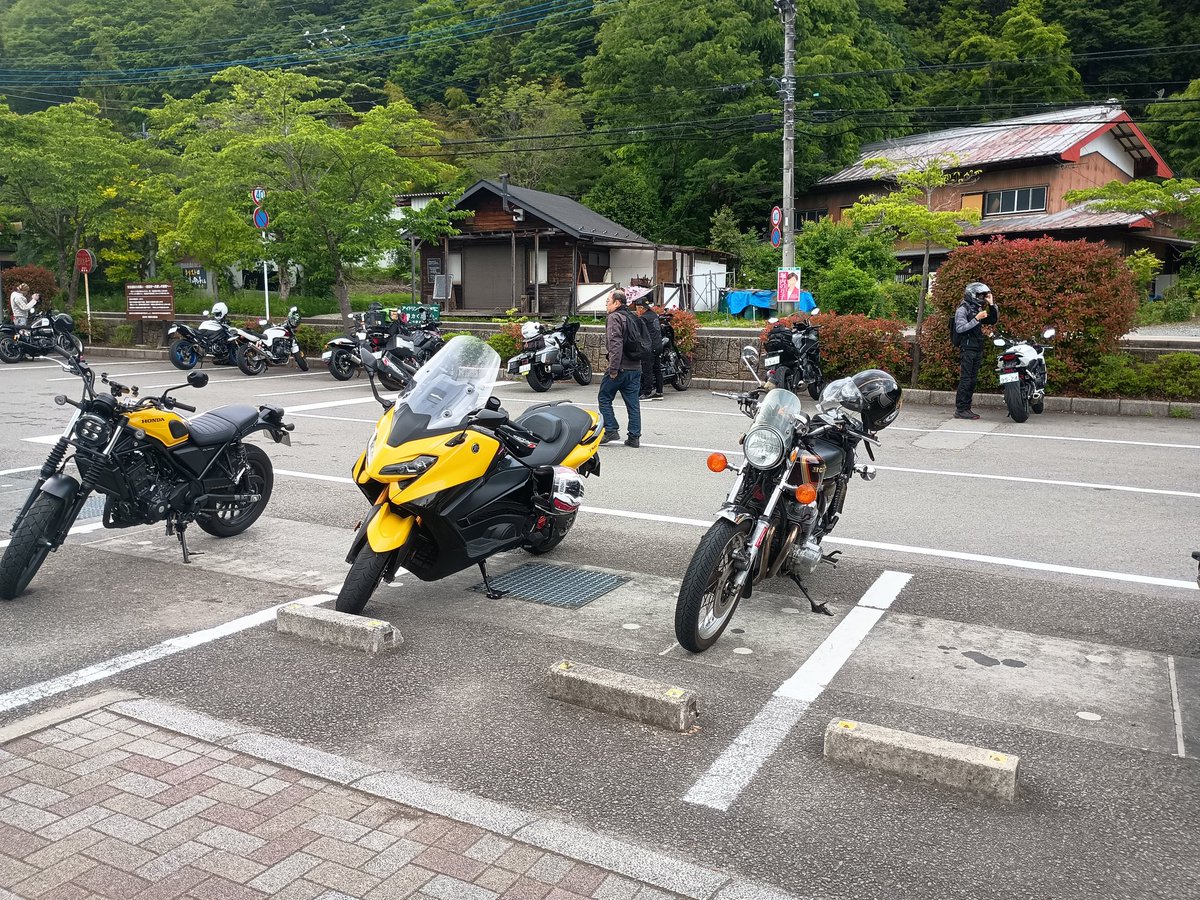 nobu500's tweet photo. 道の駅どうしで豆乳黒蜜きなこソフト♪
4枚目の画像は山中湖湖畔からの富士山、やっとほぼ富士山見えたw https://t.co/hgrY32AAXR