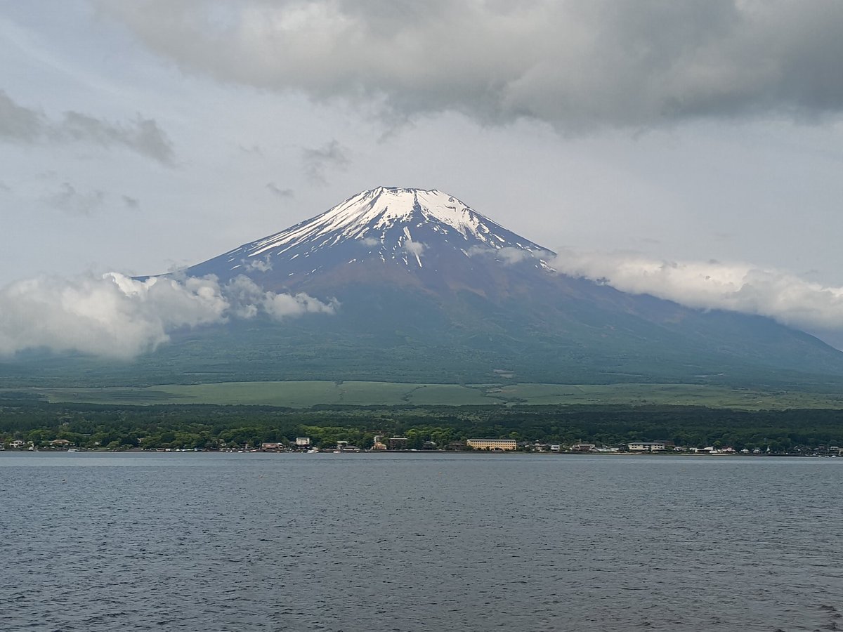 nobu500's tweet photo. 道の駅どうしで豆乳黒蜜きなこソフト♪
4枚目の画像は山中湖湖畔からの富士山、やっとほぼ富士山見えたw https://t.co/hgrY32AAXR