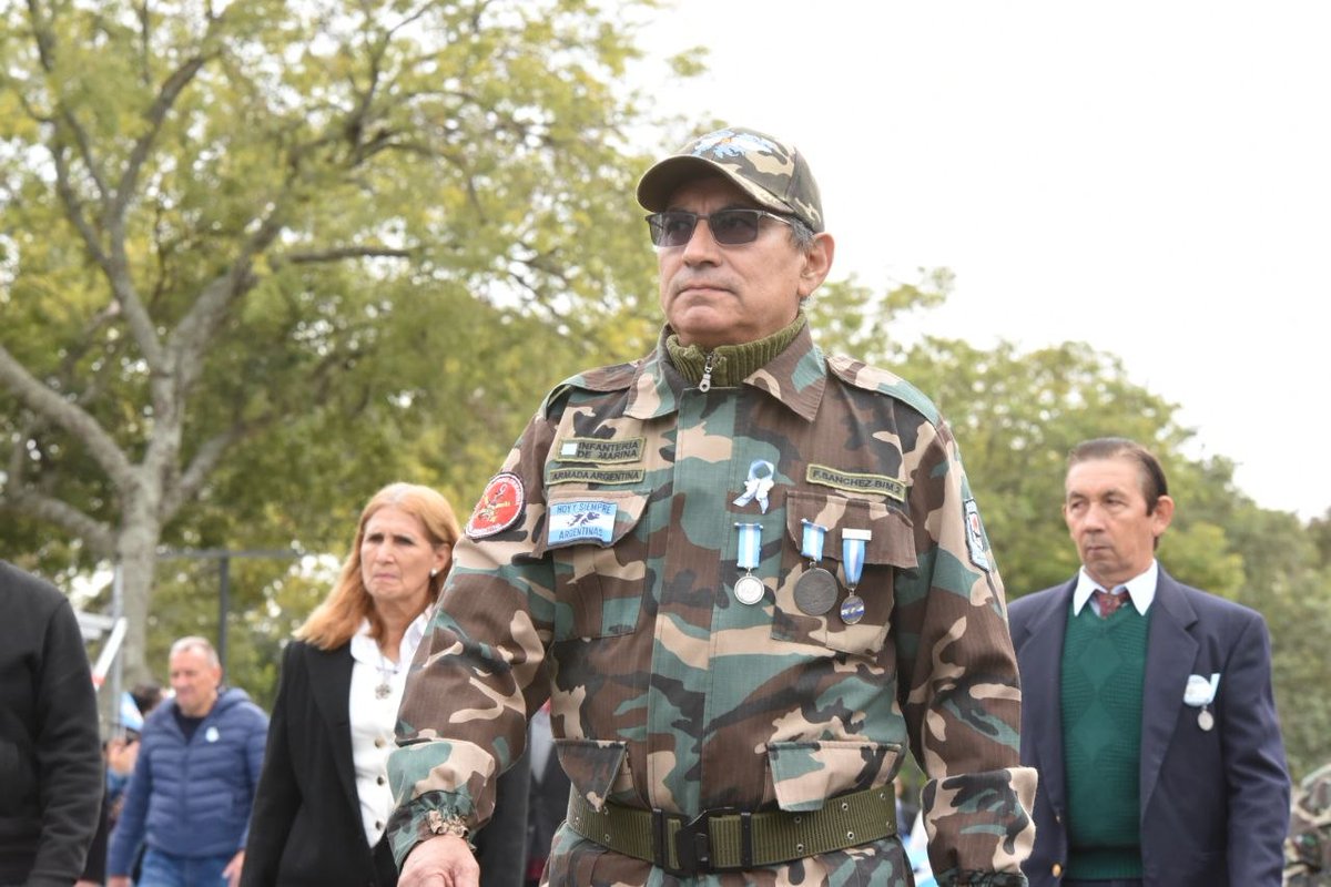 PedroCtes2025's tweet photo. "A veces hemos perdido de vista el que somos todos una gran familia y nos peleamos entre nosotros mucho más gravemente que con un enemigo extranjero" dijo @PedroBraillardP sobre el espíritu del #25deMayo tras el tradicional desfile cívico militar en costanera General San Martín. https://t.co/mLW9N4Zhf9