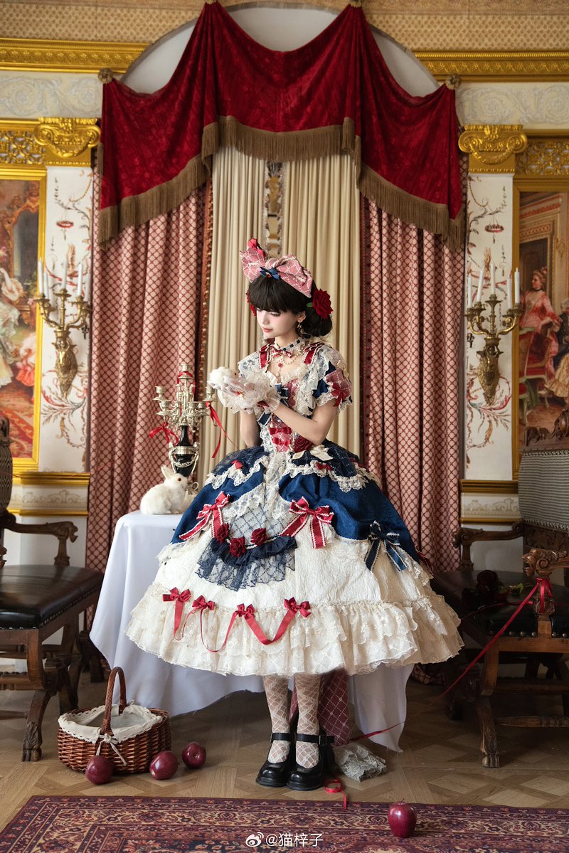 27日まで 鏡の中のプリンセスシリーズは、童話のヒロインをイメージ