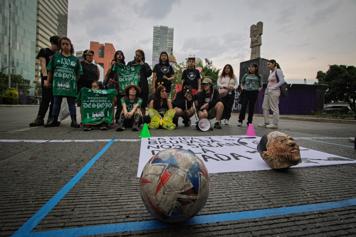 Somoselmedio's tweet photo. #CDMX Mujeres organizadas denunciaron despojos, rentas impagables y desplazamiento en el marco de las protestas anti-FIFA rumbo al Mundial 2026.

Señalan que la ciudad se prepara para el espectáculo global mientras miles enfrentan gentrificación, precariedad y pérdida de vivienda.

👉 https://t.co/aOLjjWYGOR