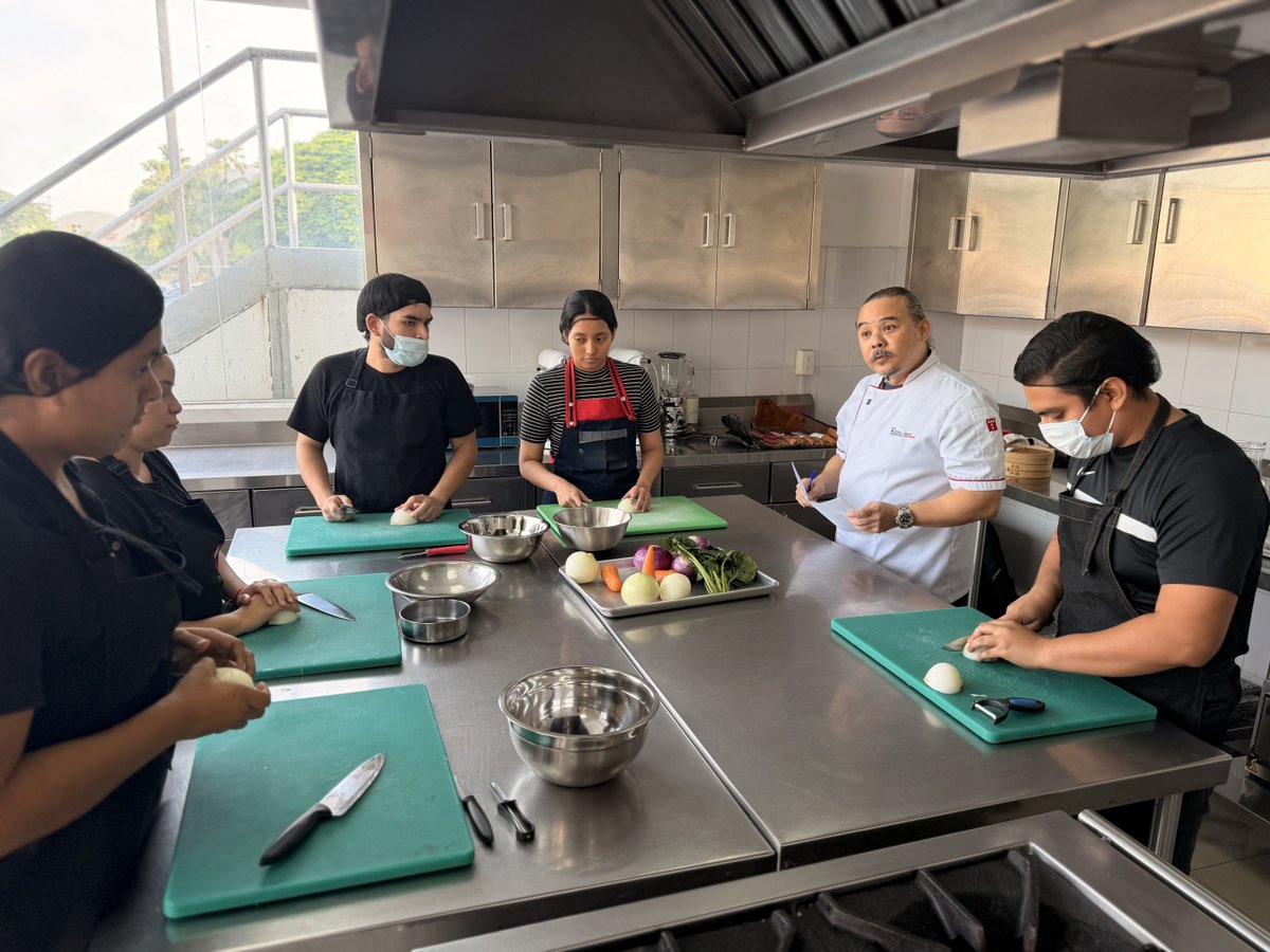 TesEcuador's tweet photo. 👨‍🍳 Estuvimos en la clase de Fundamentos de Cocina junto al docente Christian Suzuki (@christiansuzuki)✨, donde cada preparación se convierte en una oportunidad para aprender, experimentar y crecer.

Aquí no solo descubren las bases de esta apasionante carrera 🍽️, también desarrollan técnica, criterio y perfeccionan sus habilidades guiados por la experiencia y amplio conocimiento del docente. 🔥

Porque grandes profesionales empiezan dominando los fundamentos. ❤️

#TES #FundamentosDeCocina #Gastronomía #VidaUniversitaria #AprenderHaciendo #ComunidadTES