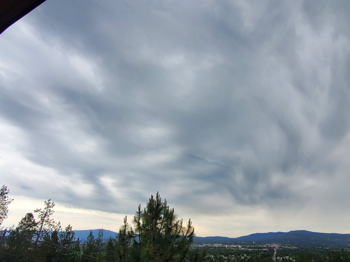 CAS369741's tweet photo. Interesting clouds tonight.
Supposed to rain overnight and tomorrow. 
20260525 1815 #pnw https://t.co/eBtXT0MQ3a