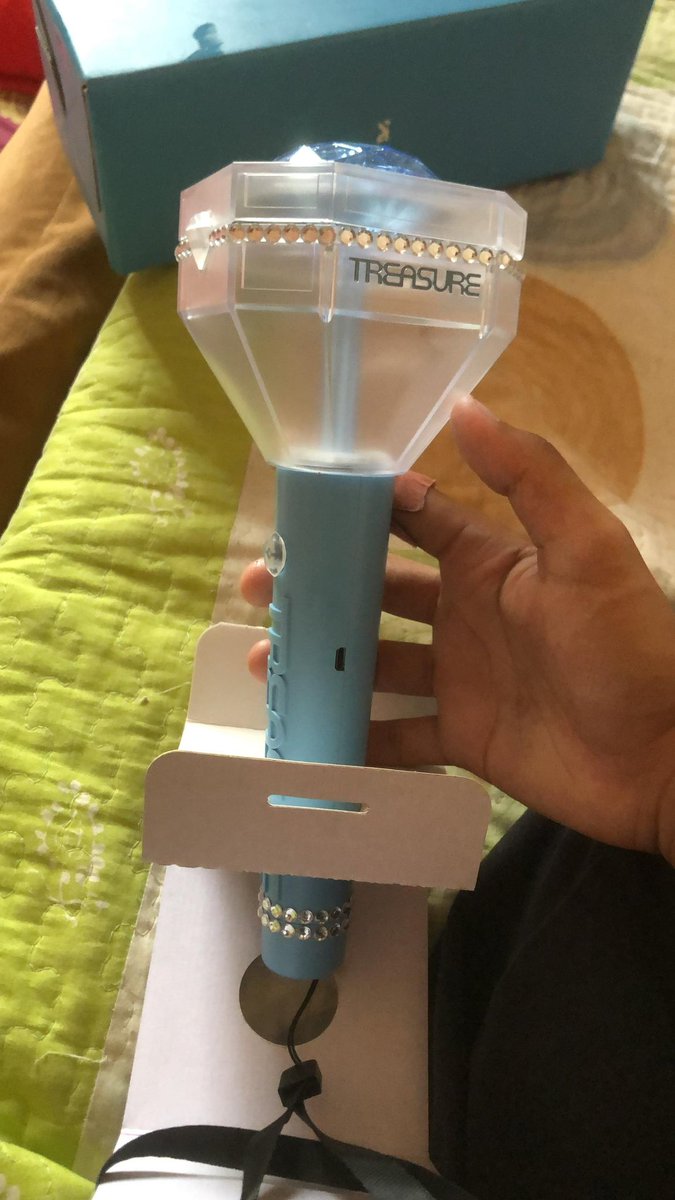 princefoxyl's tweet photo. wts / want to sell 

teulight treasure lighstick v1 

- condition 9/10 
- baru guna sekali for concert 
- dapat sekali box 
- will get free official pc 
- can meetup area KL
- exclude shipping fee (MY only) 
- rm110 (negotiable) 

dm for details !
#pasarTreasure @pasarTREASURE https://t.co/crANU2P4D5