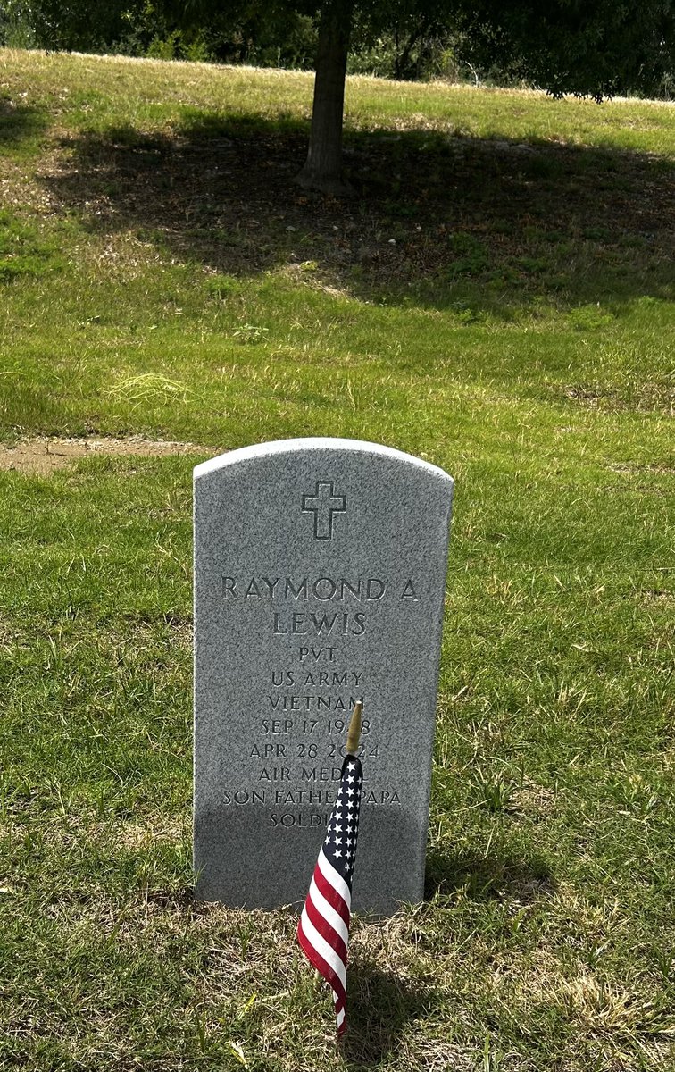 Major_Collins_'s tweet photo. Honoring my Papa today who fought in the Vietnam War and passed away 2 years ago. Remembering him and all the brave soldiers who died in battle for our country. Thank you #MemorialDay #HonorTheFallen https://t.co/b4Hj1zis3U