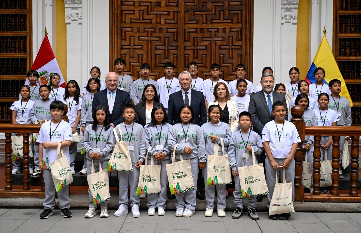 CancilleriaPeru's tweet photo. #NoticiasTorreTagle | El canciller Carlos Pareja recibió en Torre Tagle a los niños y adolescentes de “Sonidos de la Frontera”, proyecto que, mediante la música, impulsa la integración y el desarrollo de las fronteras amazónicas del Perú y Colombia. Iniciativa beneficia a 280 menores de las comunidades de Caballococha (Perú), Leticia y Puerto Nariño (Colombia). 👉 https://t.co/eubqissf1a