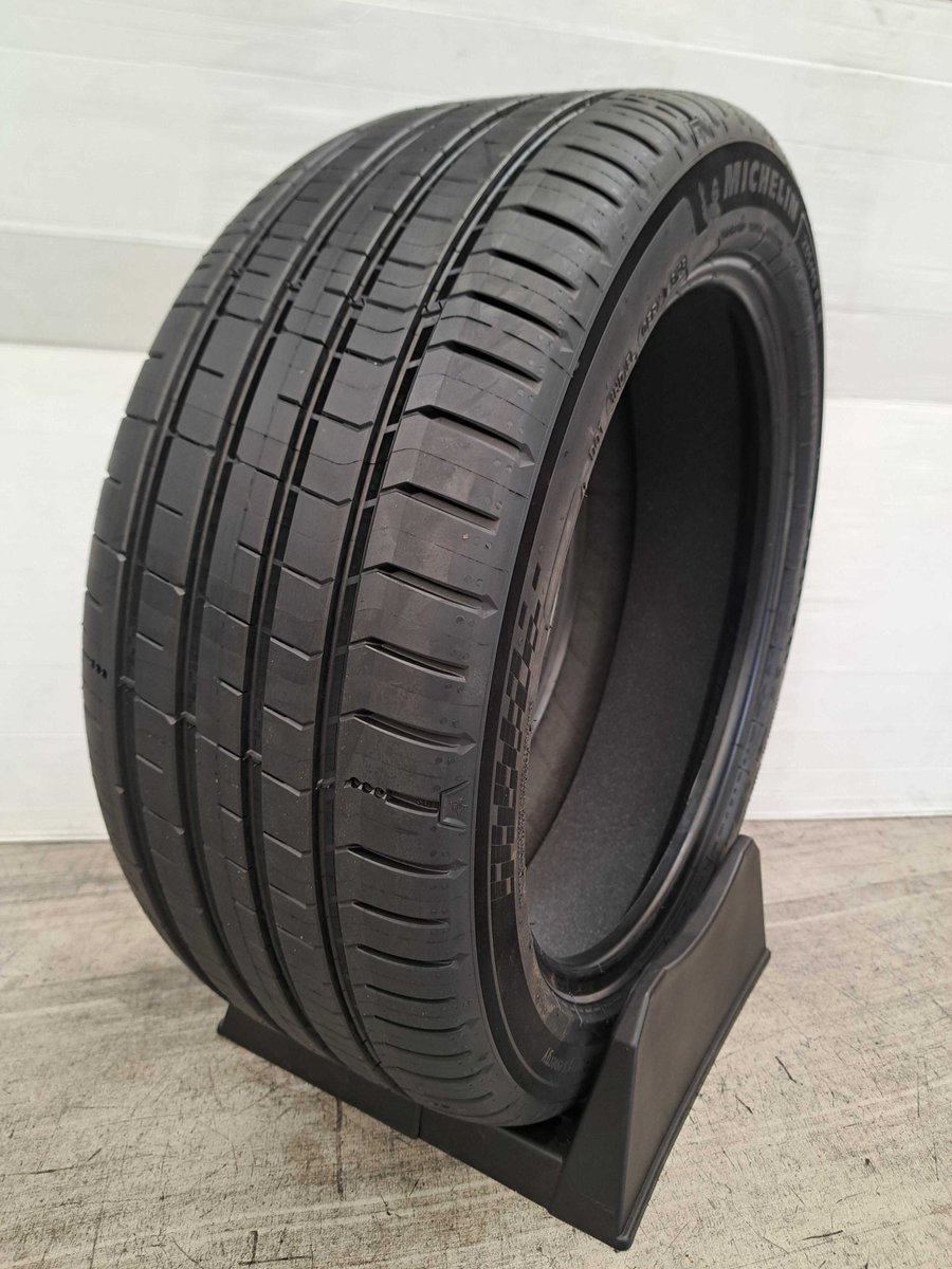 TirePremium's tweet photo. ＼初入荷🎉／
#ミシュラン 『PILOT SPORT 5 energy Acoustic』235/45R18 98Y XL

高いスポーツ性能と低燃費性能を両立したハイグリップスポーツタイヤ✨
こんな方におすすめです👀

☑ スポーツ性能は欲しい
☑ 静粛性も欲しい
☑ 燃費も気になる

#カムリ #アコード #プレミアムタイヤ 
https://t.co/5ewLZG0kw4