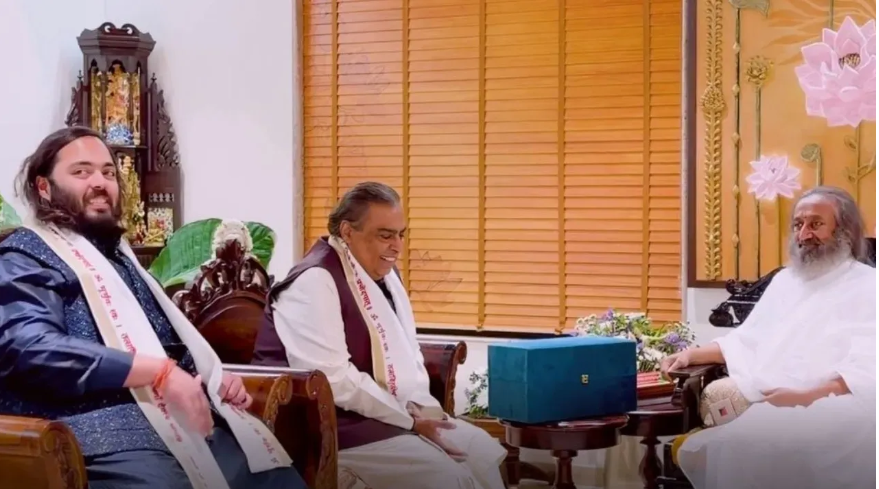 _AmbaniWorld's tweet photo. Art of Living ki 45th anniversary par Mukesh aur Anant Ambani ka visit ye dikhata hai ki aaj ke fast-paced corporate world mein mental peace kitni zaruri hai.  🧘‍♂️🙌
#AOL #Mindfulness #LeadershipTips https://t.co/v0YGHH4CKU