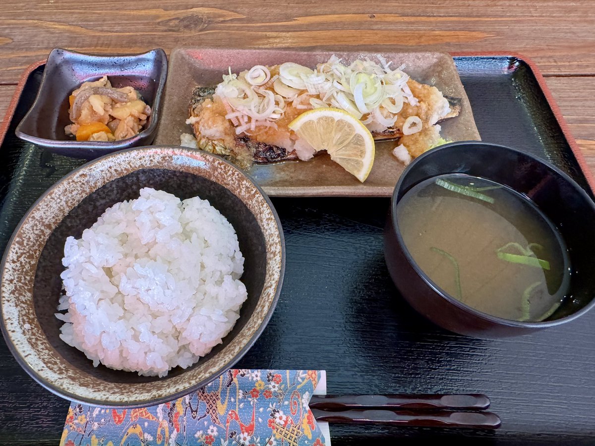 toshi_amami's tweet photo. 本日のお昼の栄養会
#奄美 #奄美大島 #ルパン #トロサバねぎおしポン酢定食 https://t.co/O56nGi5BBJ
