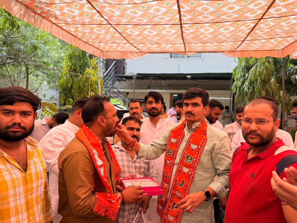 DJBJYM's tweet photo. आज भाजयुमो प्रदेश अध्यक्ष श्री @ShankarGora जी से भाजपा प्रदेश कार्यालय में आत्मीय भेंट कर, भारतीय जनता युवा मोर्चा में मिले नवीन दायित्व हेतु उनका धन्यवाद एवं आभार प्रकट किया। आपके मार्गदर्शन, विश्वास और नेतृत्व में संगठन को और अधिक मजबूती प्रदान करने हेतु सदैव तत्पर रहूंगा। https://t.co/idkrydZaSh