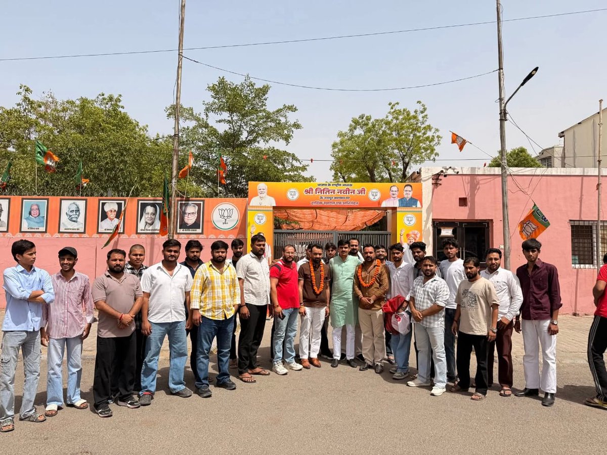 DJBJYM's tweet photo. आज भाजयुमो प्रदेश अध्यक्ष श्री @ShankarGora जी से भाजपा प्रदेश कार्यालय में आत्मीय भेंट कर, भारतीय जनता युवा मोर्चा में मिले नवीन दायित्व हेतु उनका धन्यवाद एवं आभार प्रकट किया। आपके मार्गदर्शन, विश्वास और नेतृत्व में संगठन को और अधिक मजबूती प्रदान करने हेतु सदैव तत्पर रहूंगा। https://t.co/idkrydZaSh