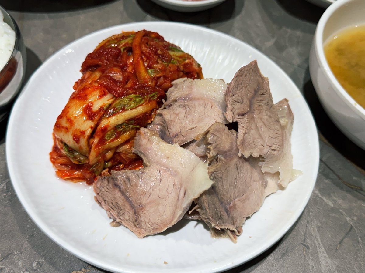iamkimgosu's tweet photo. 진짜 김치 미쳤어 ㅠㅠㅠㅠㅠ 나 김치로만 밥먹는 사람 이해간다 고기는 둘째치고 김치 맛집 런치 11,000원 가격 괜찮네 https://t.co/An3QV2x6xX