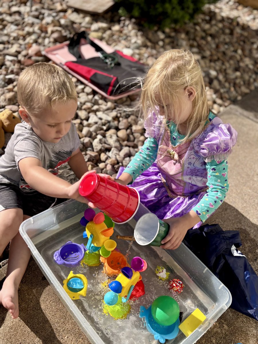 CardsComo's tweet photo. Exploring and predicting physical properties through this engaging sink or float activity! 💧💧

#ThunderbirdProud #ParentsAsTeachers https://t.co/hQWispExZn